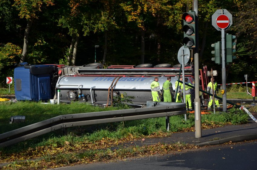 VU Tanklastzug umgestuerzt Huerth Industriestr P394.JPG